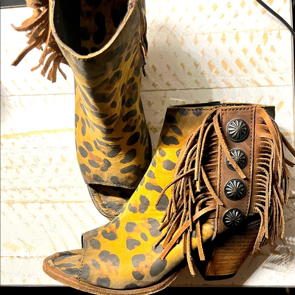 Liberty Black Chita Miel Concho Fringe Peep LB712807
